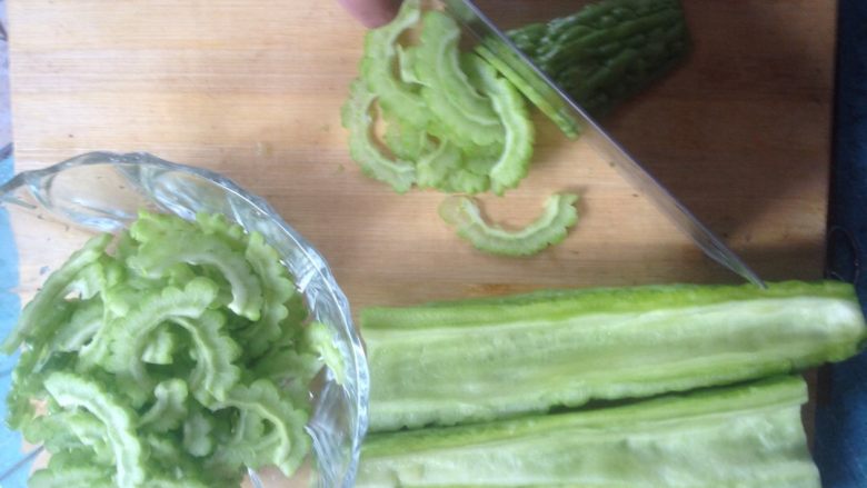 冰镇苦瓜,将<a style='color:red;display:inline-block;' href='/shicai/ 55'>苦瓜</a>去瓤切片，如图！