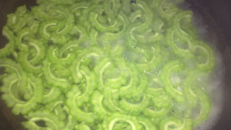 冰镇苦瓜,锅中倒入适量清水煮沸，放入苦瓜，断生捞出！用清水冲洗即可放入碗中！