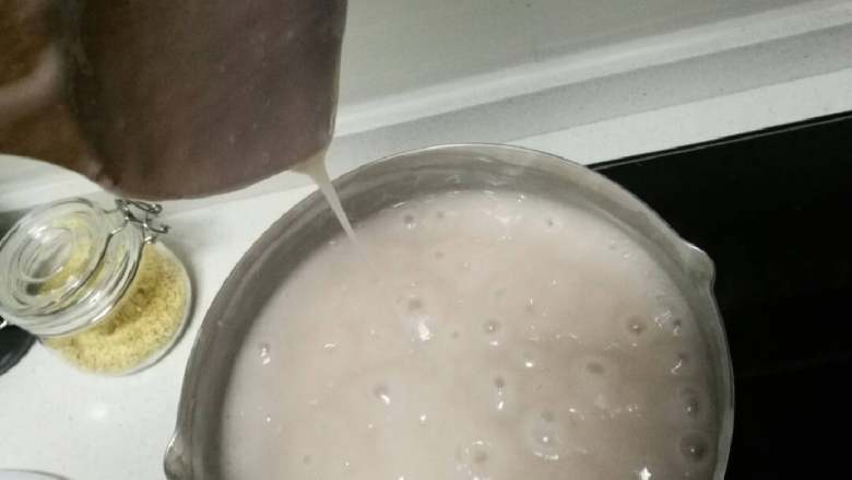 荞凉粉,接上步开始冒泡后再煮15分左右至完全熟透,色泽变微红灰,木勺挂熟浆滴落缓慢