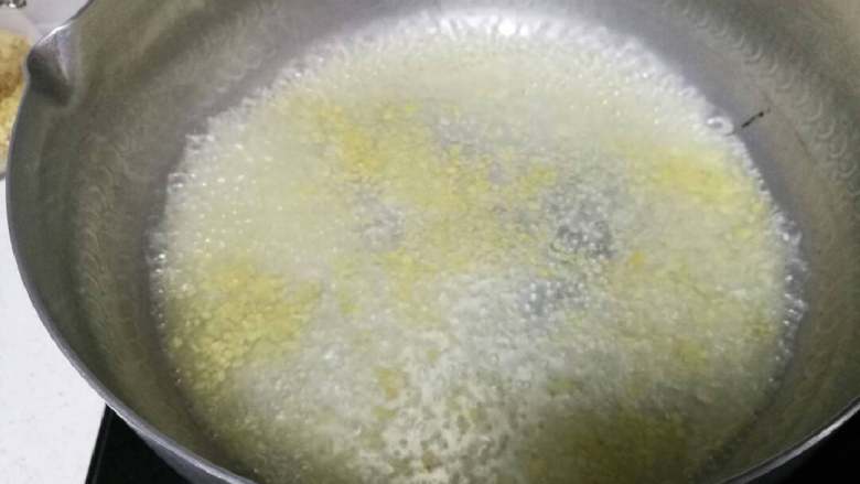 荞凉粉,烧一小碗姜末水备用(水开半分钟即可)