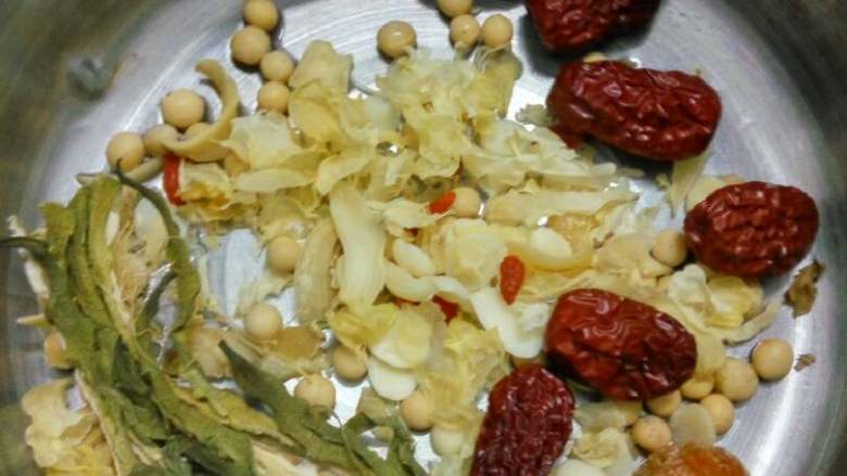 霸皇花瘦肉汤,汤料洗净，放入锅中。