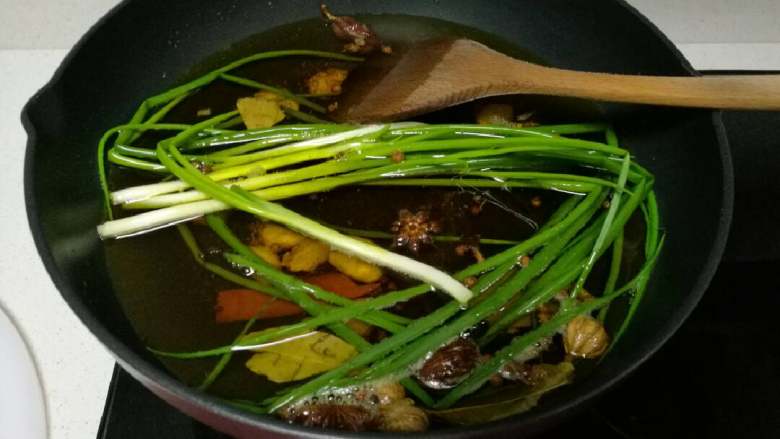 秘制糍粑辣椒酱,除糍粑辣椒外,其余香料全放入冷油锅,开中火