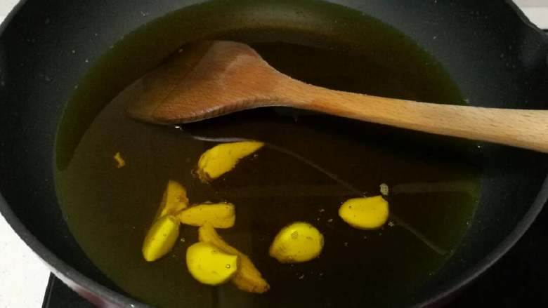 秘制糍粑辣椒酱,油冷却后放几粒蒜子,几片姜片,开中微火
