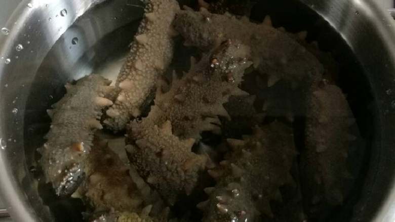 泡发海参,海参入锅,加水大火烧开后,中小火再煮一刻钟到二十分钟。