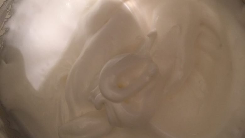 水果蛋糕,再蛋白中加入几滴醋或者柠檬汁,然后加入40克糖(分3次加入)打发