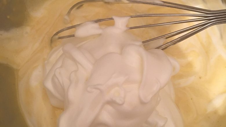 水果蛋糕,把3分之一的打发后的蛋白加入蛋黄糊中,用刀刮上下翻拌