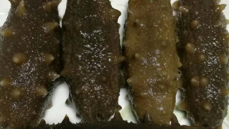 泡发海参,最后把泡发好的海参分别装入小的密封食用塑料袋,放入速冻室,需要食用时可以提早取出自然解冻。不会影响口感和营养。