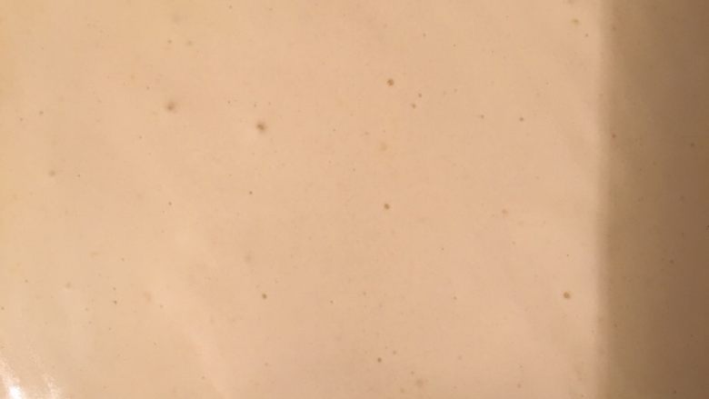 水果蛋糕,然后再把剩下的蛋白加入蛋黄糊中上下翻拌均匀、倒入6寸磨具中。最后放入烤箱180度15分钟(根据自家的烤箱来决定)只要烤到表面金黄即可……烤好后的蛋糕要立马倒扣在盘子上