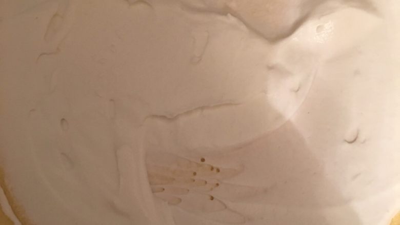 水果蛋糕,将蛋糕中间切开,切成2片,将一片蛋糕铺上一层奶油