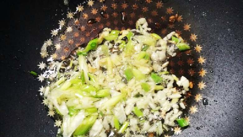 肉燥拌凉面,冷锅下油,葱姜蒜末下锅煸香