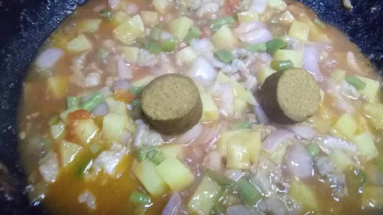 咖喱米饭,菜熟了,就放入两个咖喱块~搅拌翻炒均匀~