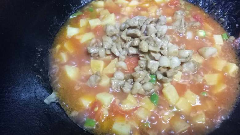 咖喱米饭,加入辣椒等食材,加入肉丁~最后放葱头翻炒~