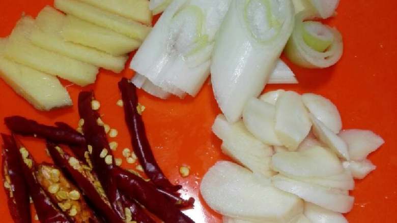 “可乐鸡翅” 绅士私房菜,准备好葱姜蒜 喜欢吃辣的朋友可以加几颗朝天椒