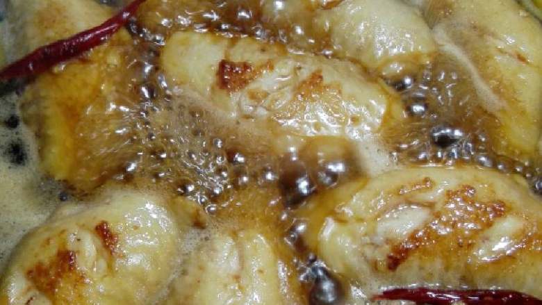 “可乐鸡翅” 绅士私房菜,葱姜蒜 辣椒炒香后放入鸡翅倒入准备好的半罐<a style='color:red;display:inline-block;' href='/shicai/ 911'>可乐</a> 生抽 老抽开中火焖至20分钟即可。