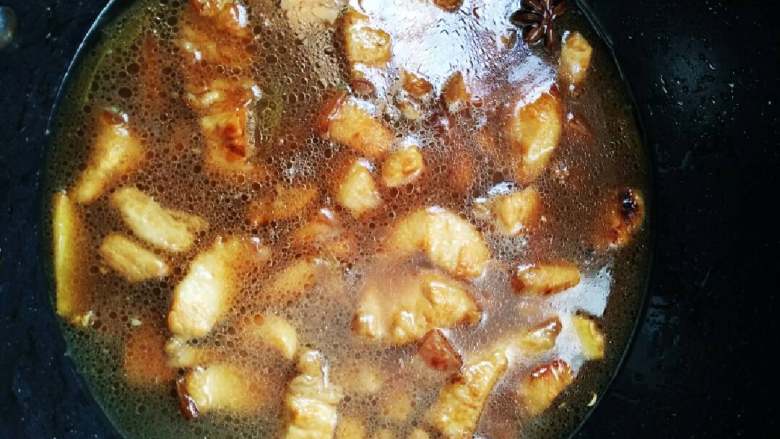 家常红烧肉,加水,盖过五花肉。大火烧开,转小火闷20分钟左右,主要看汤汁多少情况,酌入少量盐,鸡精,转大火收汁。