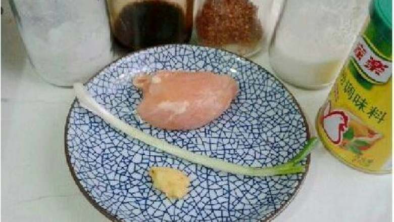盐酥鸡,准备鸡肉 姜块 葱 花椒粉 淀粉 食盐
酱油 白糖 鸡粉