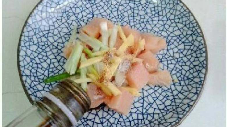 盐酥鸡,鸡胸肉切成大小均匀的块状,葱姜切丝,放入少许食盐 花椒粉 白糖 酱油(喜欢颜色深的可以放老抽)