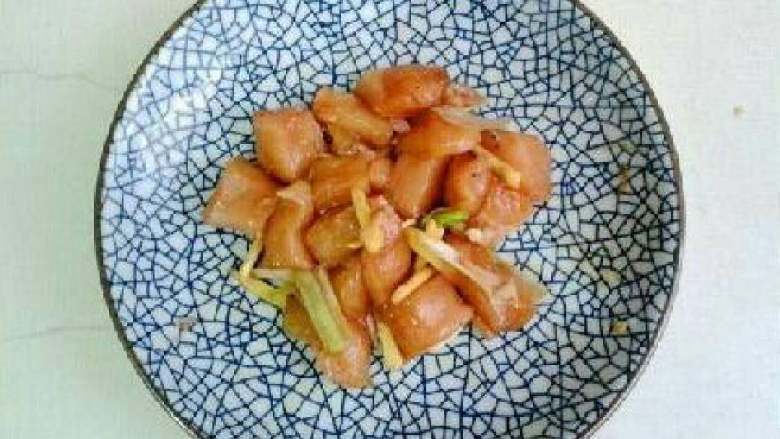 盐酥鸡,加入少许鸡粉拌匀后腌制半小时