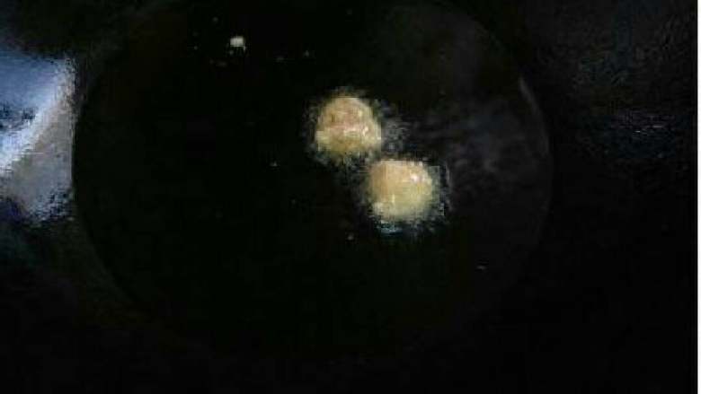 盐酥鸡,将锅中油烧热,如果放入鸡块有很多泡泡起来就可以了