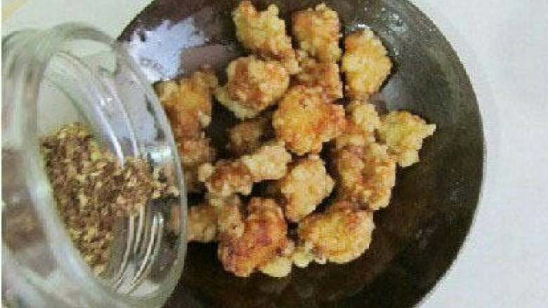 盐酥鸡,放入少许花椒粉 食盐拌匀即可