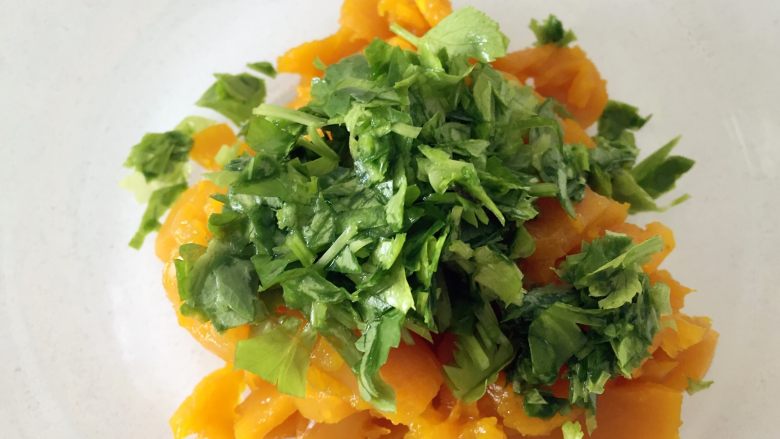 鳕鱼南瓜玛芬-好吃到哭，绵软的口感中多了,将欧芹加入到捣烂的南瓜泥中