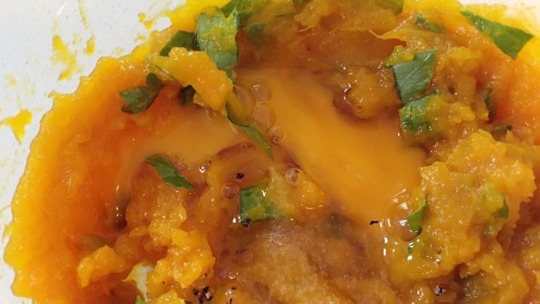 鳕鱼南瓜玛芬-好吃到哭，绵软的口感中多了,加入<a style='color:red;display:inline-block;' href='/shicai/ 9'>鸡蛋</a>，少许盐调味并搅拌