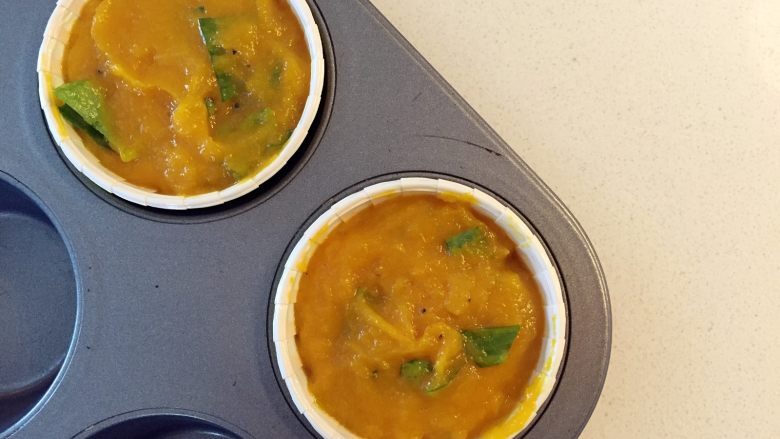 鳕鱼南瓜玛芬-好吃到哭，绵软的口感中多了,取两个纸杯，将南瓜泥装入纸杯中，顶部用勺子压平。