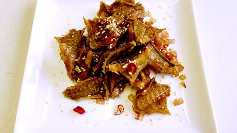 椒盐蛇肉,<a style='color:red;display:inline-block;' href='/shicai/ 29'>洋葱</a>切碎，锅内放入适量油，烧至七八成热时放入蛇肉炸至金黄色，捞出锅，倒出多余的油，留少许底油爆香<a style='color:red;display:inline-block;' href='/shicai/ 29'>洋葱</a>，下蛇肉，干辣椒和<a style='color:red;display:inline-block;' href='/shicai/ 704'>椒盐</a>翻炒均匀即可。