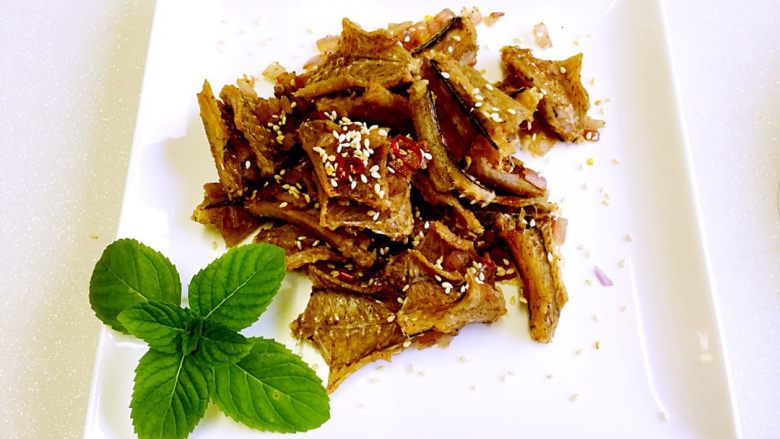 椒盐蛇肉,装盘,撒芝麻即可,香酥可口的椒盐蛇肉来喽,无论是下饭,下酒都不错哦。