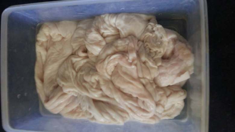 干锅肥肠,大肠翻面把里面的油清理干净,用白醋,盐冲洗待用