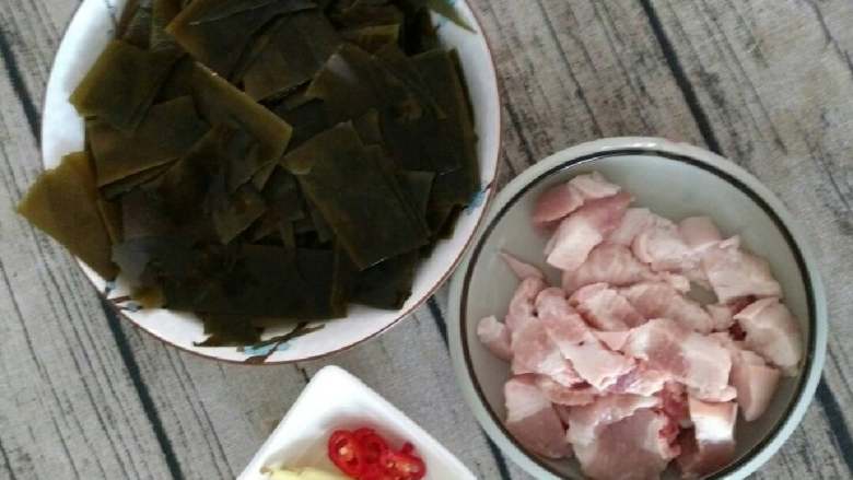 海带红烧肉,海带提前1小时浸泡然后切片,<a style='color:red;display:inline-block;' href='/shicai/ 428'>五花肉</a>切块,姜切丝备好