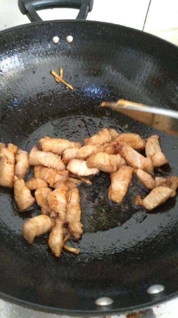 海带红烧肉,加入姜丝,五花肉炒至上热