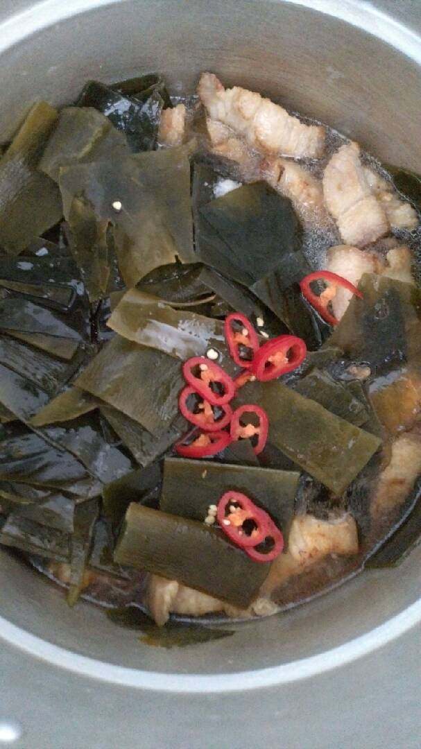 海带红烧肉,炒好的肉倒入高压锅中,加入一碗水,再加入海带片,辣椒,再放入适量酱油,盐,大火压15分钟即可。
