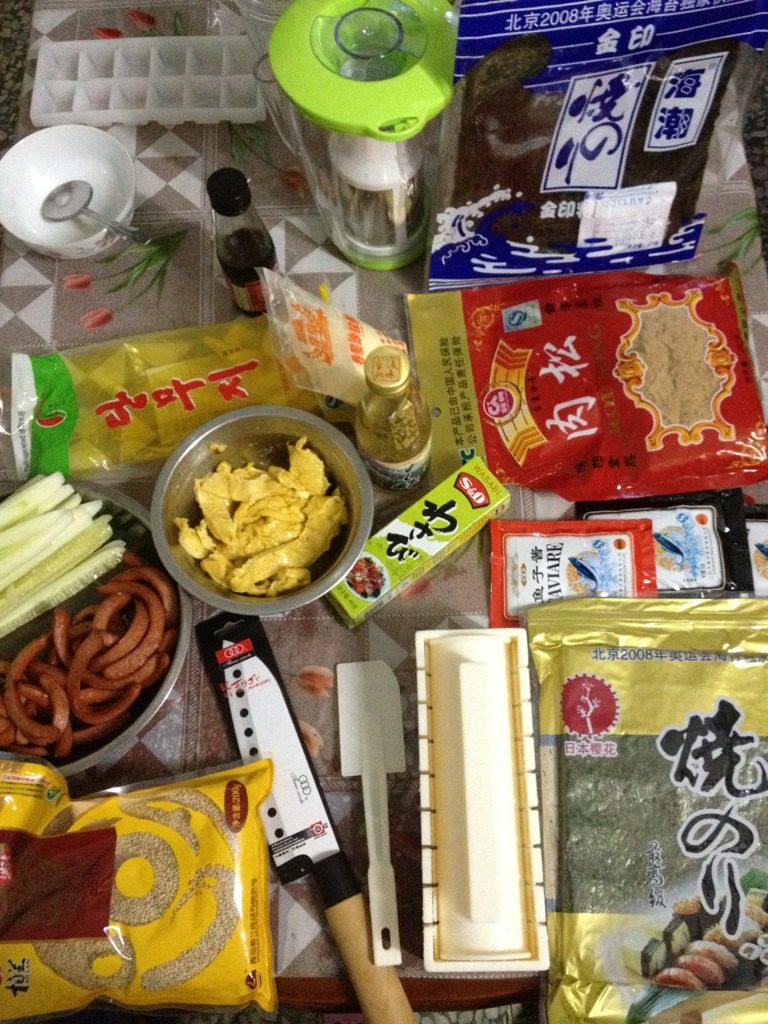 紫菜卷饭,煮好<a style='color:red;display:inline-block;' href='/shicai/ 507'>米饭</a>.不要太干…等<a style='color:red;display:inline-block;' href='/shicai/ 507'>米饭</a>稍微凉点.再拌入<a style='color:red;display:inline-block;' href='/shicai/ 4734'>寿司醋</a>跟<a style='color:red;display:inline-block;' href='/shicai/ 678'>白芝麻</a>…分量适合自己味道就可以了…