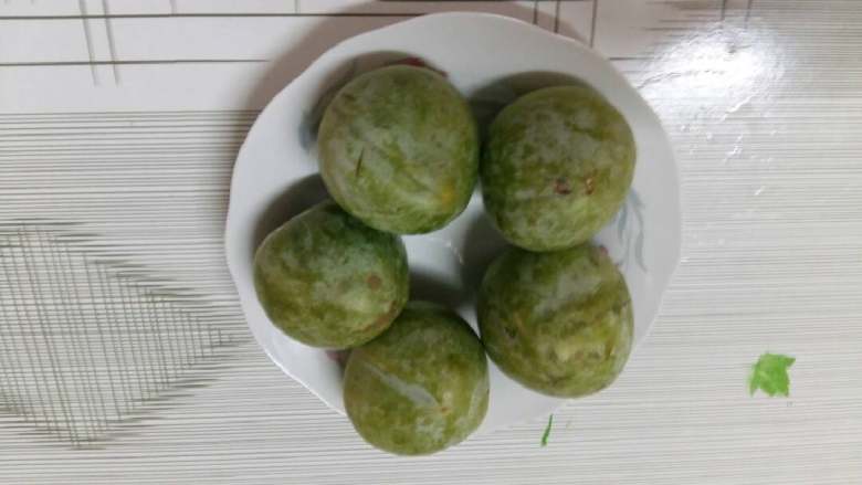 桃形李糖桂花汤(浦江特产),桃形李营养丰富,但不能贪食,不能多吃。