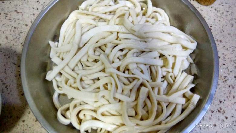 豆角焖面,手擀面做法:
面加盐5克分两分30%用凉水和,70%用开水和,再和到一起~这样好熟~醒半小时后擀成2毫米的片~加薄面折叠后切3毫米条