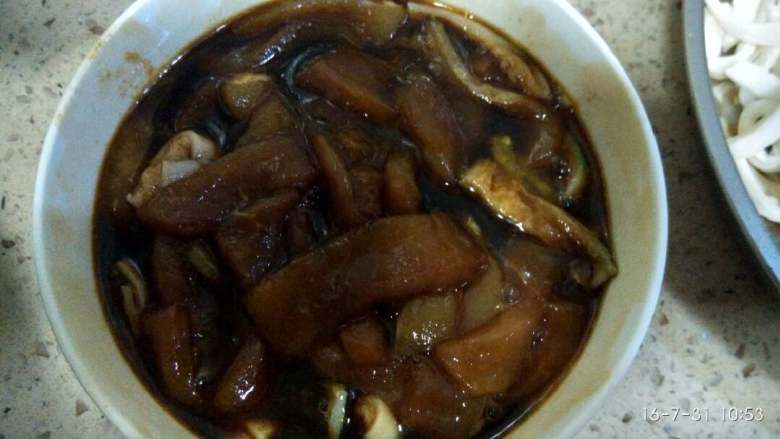 豆角焖面,瘦肉和皮用料酒~糖~盐~生抽~老抽~淀粉~鸡蛋腌20分钟