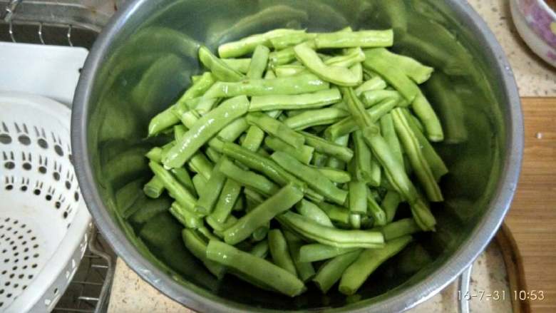豆角焖面,豆角洗干净去蒂后掰小段