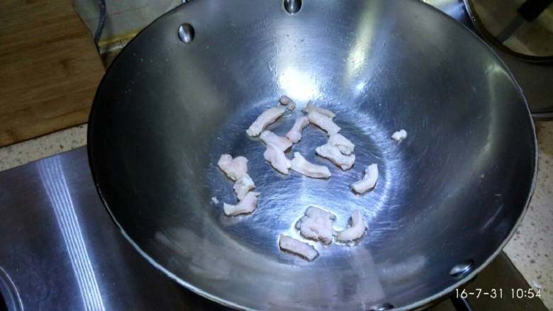 豆角焖面,锅倒植物油15克后下肥肉~做油酥