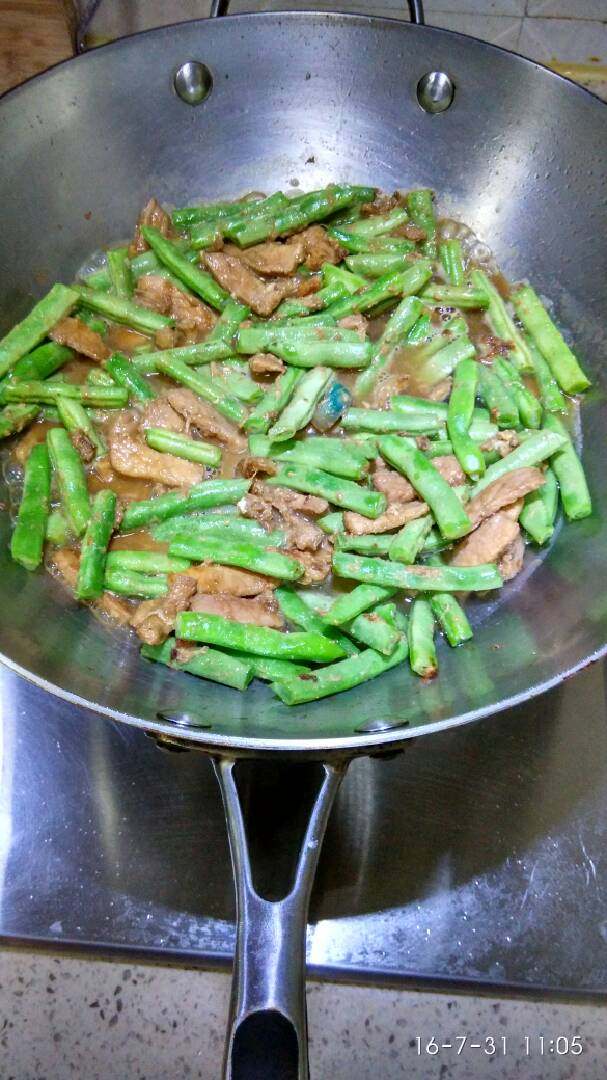 豆角焖面,加料酒~盐~酱油~热水少许~因为面是半烫面好熟