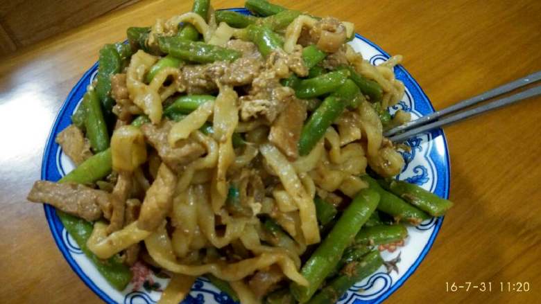 豆角焖面,盖锅盖中火焖熟~汤剩一点是翻炒一下出锅
