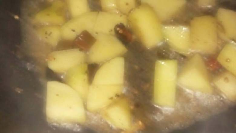 土豆炖鸡块,锅里热油,将切好的蒜末,辣椒,炒香,放入土豆翻炒