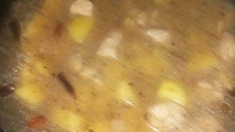 土豆炖鸡块,翻炒变不多的时候,加入鸡肉继续翻炒,然后加入半锅的水,放2勺盐,2勺糖,1勺鸡精,(也可以按照自己的口味来选择放多少的量)煮大约10分钟