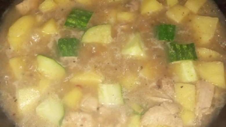 土豆炖鸡块,加入黄瓜块,放入之前切好的小米椒,继续煮,5分钟左右