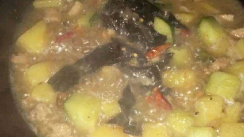 土豆炖鸡块,将切好的海苔放入,提鲜,也可以放紫菜,家里没有了,所以我拿了海苔代替,味道很鲜美