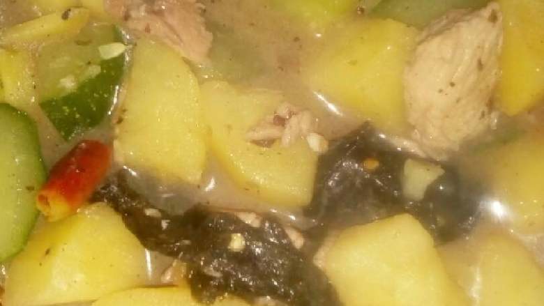 土豆炖鸡块,小火慢炖,这道菜差不多炖30分钟就可以了,为了美观,出锅前用勺子撇净锅里的漂浮物就可以了