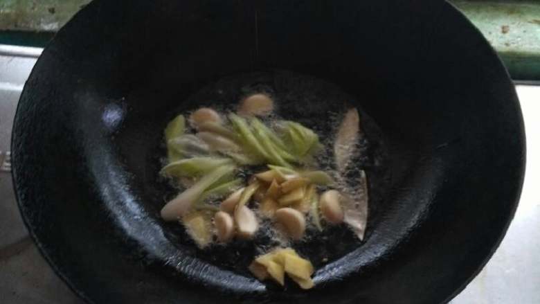 香辣小龙虾,锅里放油,放入葱,姜,蒜,翻炒