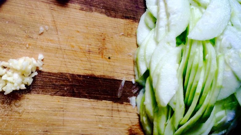 爽口丝滑丝瓜,1:把<a style='color:red;display:inline-block;' href='/shicai/ 57'>丝瓜</a>削皮 、清洗后从中切开斜切片。

