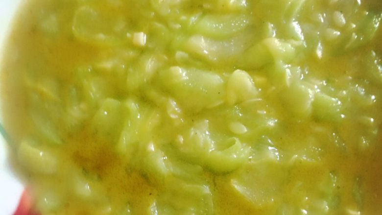 爽口丝滑丝瓜,2:1粒蒜 、2片<a style='color:red;display:inline-block;' href='/shicai/ 37'>姜</a> 拍碎剁细或者切片也可以 看个人喜欢。

