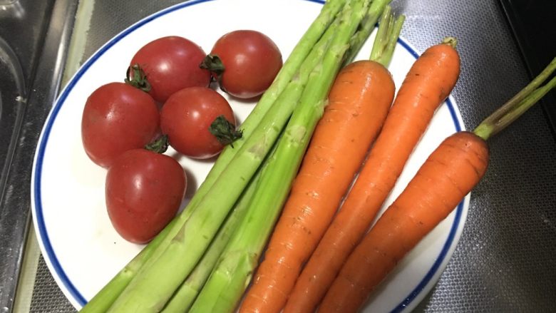 「吃货久久」简易牛排 好吃简单 ,清洗自己喜欢的各种蔬菜